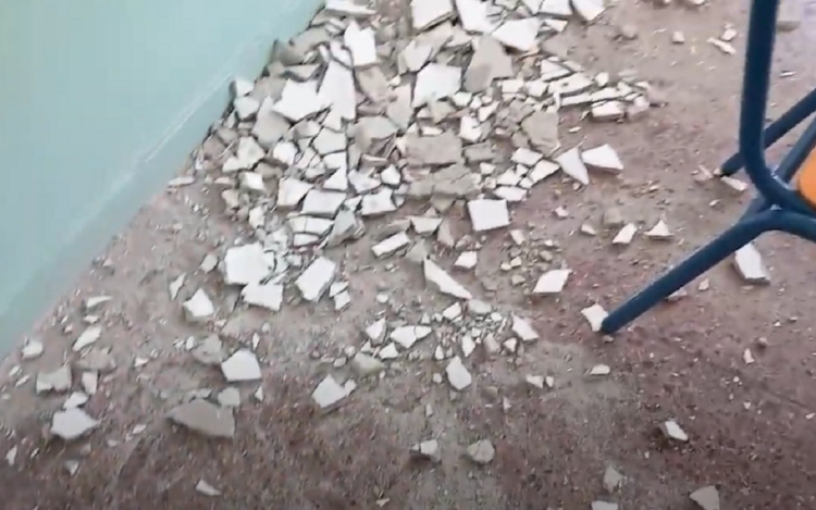 Θεσσαλονίκη: Έπεσαν σοβάδες σε σχολική αίθουσα εν ώρα μαθήματος (video)