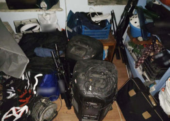 Έφοδος της Αστυνομίας και συλλήψεις στην κατάληψη Libertatia: Εντοπίστηκαν κράνη, κοντάρια και σιδερογροθιά