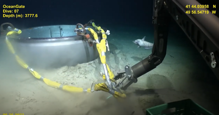 Νέο βίντεο από την επιχείρηση ανάσυρσης του Titan: Σφηνωμένο στον βυθό του Ατλαντικού το υποβρύχιο