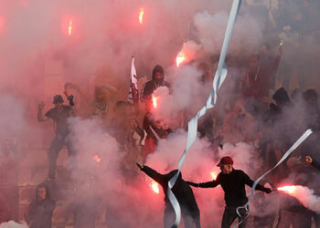 Περιστέρι: Ταυτοποιήθηκαν άτομα για φθορές και ρίψεις καθισμάτων στον αγωνιστικό χώρο στο πλαίσιο ποδοσφαιρικού αγώνα