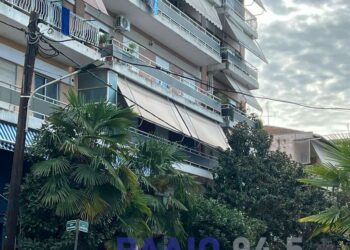 Θρίλερ με 45χρονο που έχει ταμπουρωθεί στο σπίτι του και απειλεί να πέσει στο κενό (photos)