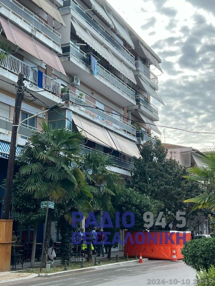 Θρίλερ με 45χρονο που έχει ταμπουρωθεί στο σπίτι του και απειλεί να πέσει στο κενό (photos)