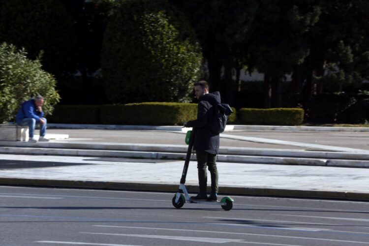Θεσσαλονίκη: «Πονοκέφαλος» η χρήση ηλεκτρικών πατινιών – Συνελήφθη μεθυσμένος οδηγός
