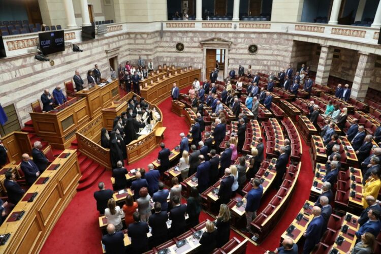 Με αγιασμό και την κατάθεση του προσχεδίου του νέου προϋπολογισμού ανοίγει σήμερα τις εργασίες της η Βουλή