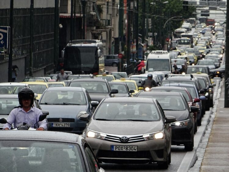 Κίνηση: Στο «κόκκινο» οι δρόμοι της Αθήνας – Μποτιλιάρισμα και στα δύο ρεύματα του Κηφισού