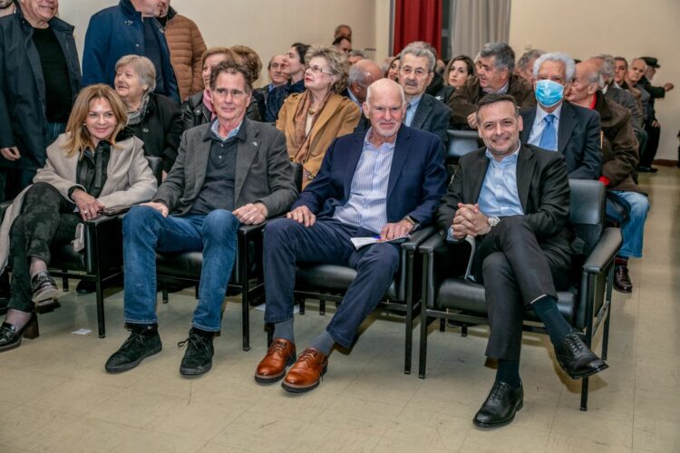 Εκλογές ΠΑΣΟΚ: Υπέρ Δούκα ο Νίκος Παπανδρέου σε άρθρο – παρέμβαση στην «Καθημερινή»