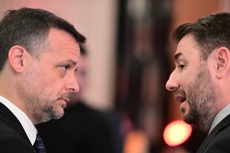 Μια ανάσα από τη κάλπη του ΠΑΣΟΚ