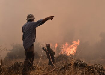 Μαίνεται η πύρινη κόλαση στην Κορινθία: Μάχη με τις αναζωπυρώσεις – Ενισχύθηκαν οι δυνάμεις