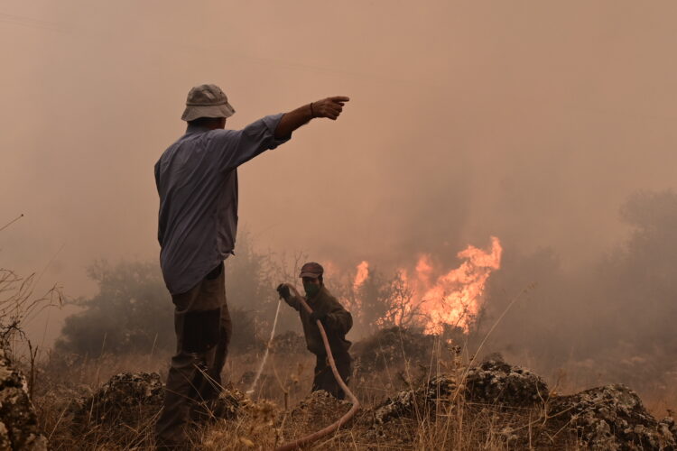 Μαίνεται η πύρινη κόλαση στην Κορινθία: Μάχη με τις αναζωπυρώσεις – Ενισχύθηκαν οι δυνάμεις