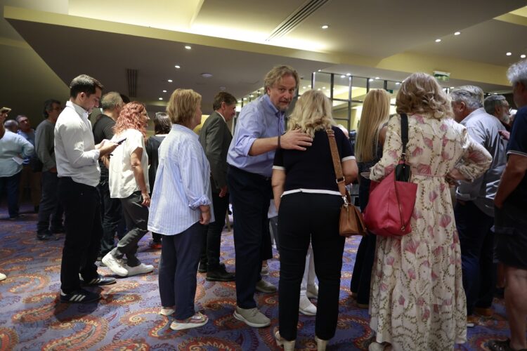 «Τελειώνουν» τον Κασσελάκη: Επεισόδια με σπρωξίματα και καταγγελίες για «μαϊμού» απαρτία των «87»