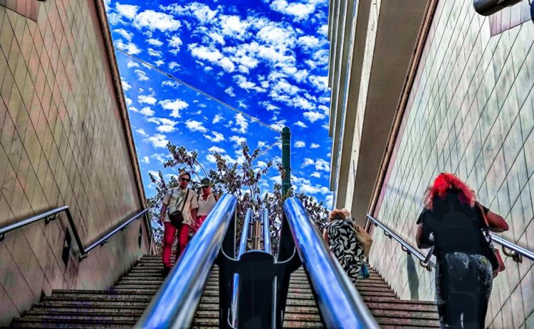 Καιρός: Σχεδόν αίθριος με αραιές νεφώσεις – Υποχωρεί η θερμοκρασία