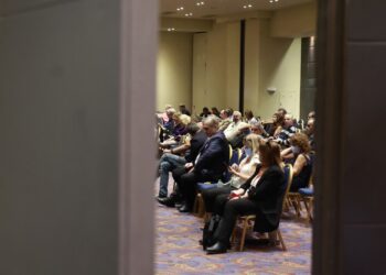 «Έπιασαν την απαρτία» οι 87-Ξεκινά η συνεδρίαση- Πραξικοπηματικές πρακτικές καταγγέλλουν οι Κασσελακικοί