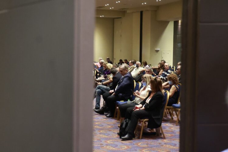 «Έπιασαν την απαρτία» οι 87-Ξεκινά η συνεδρίαση- Πραξικοπηματικές πρακτικές καταγγέλλουν οι Κασσελακικοί