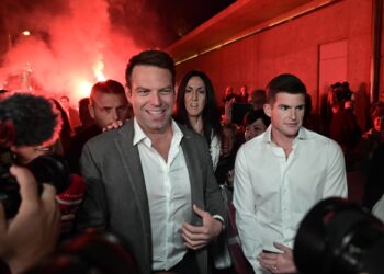 Το αδιαχώρητο στα νέα γραφεία του Στέφανου Κασσελάκη- Θερμή υποδοχή με χειροκροτήματα (video)