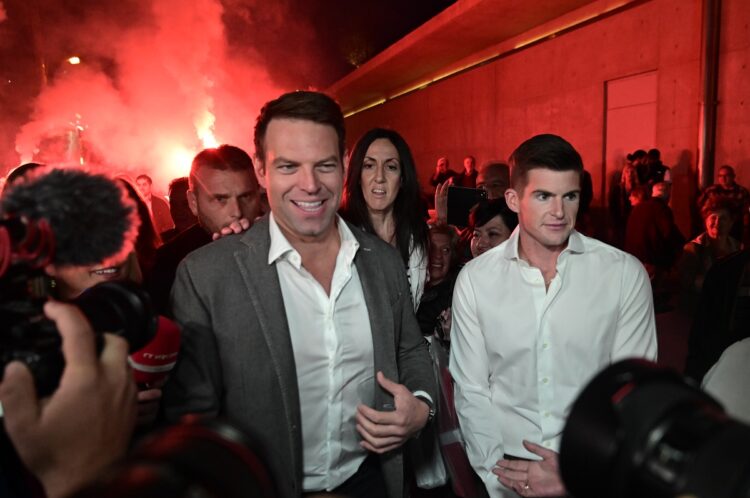 Το αδιαχώρητο στα νέα γραφεία του Στέφανου Κασσελάκη- Θερμή υποδοχή με χειροκροτήματα (video)