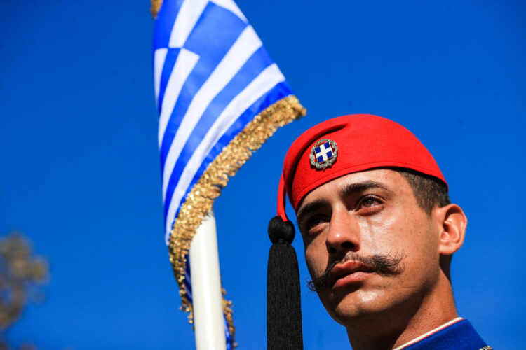 Συγκίνησε ο εύζωνας που δάκρυσε την ώρα της παρέλασης στη Θεσσαλονίκη