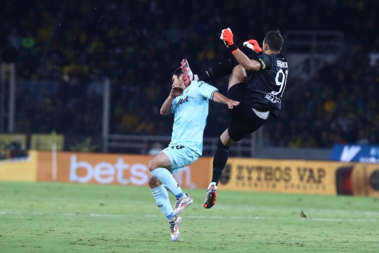 Φάουλ… καράτε του Μπρινιόλι, αρνήθηκε την κόκκινη ο Σιδηρόπουλος