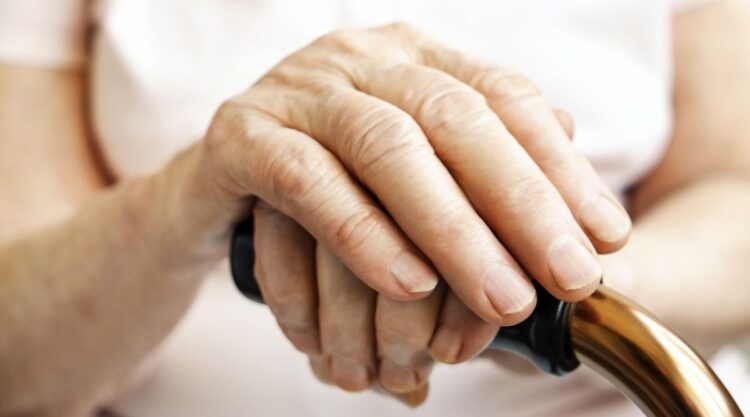 Ζωγράφου: Κάνουν έξωση σε 90χρονη με άρρωστο παιδί – Δεν είχε ενημερωθεί καν η οικογένεια (video)