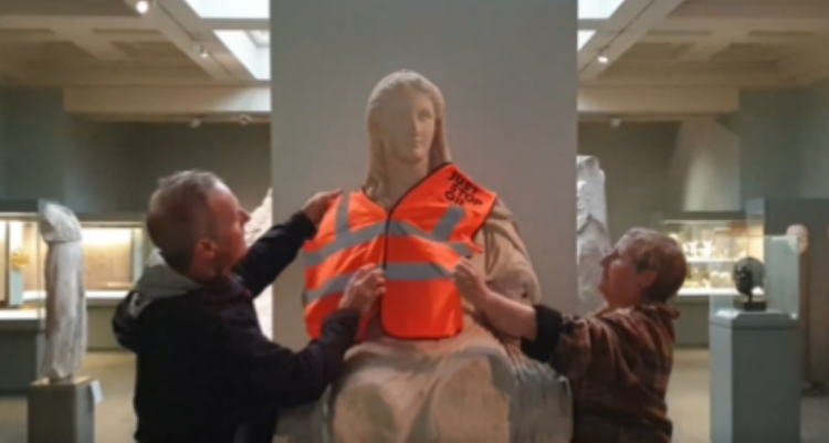 Ακτιβιστές φόρεσαν γιλέκο στην Θέα Δήμητρα στο Βρετανικό Μουσείο (video, photo)