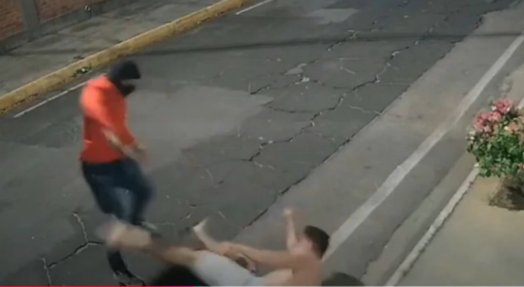 Σοκαριστικό: Βίντεο δείχνει την εν ψυχρώ δολοφονία γυμναστή σε δρόμο της Βραζιλίας (video, photo)