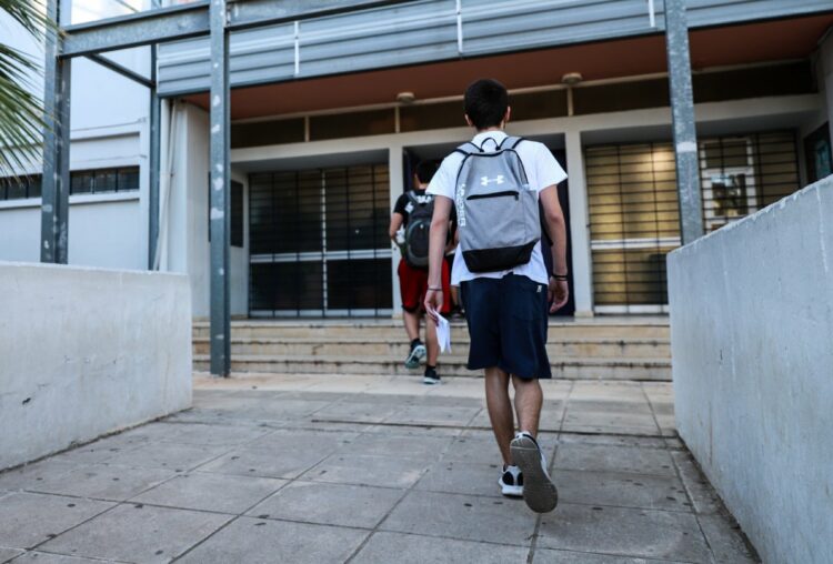 Αχαΐα: 14χρονος απείλησε με μαχαίρι συμμαθητή του μέσα στο σχολείο