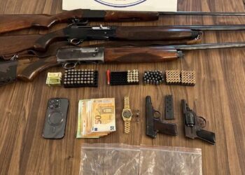 Σύλληψη αστυνομικού για απάτη και παράνομη κατοχή όπλων – Εμπλοκή και συνεργού