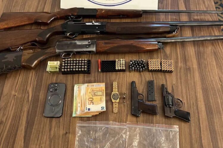 Σύλληψη αστυνομικού για απάτη και παράνομη κατοχή όπλων – Εμπλοκή και συνεργού