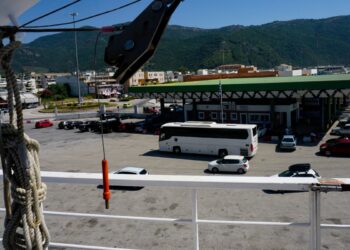 Ηγουμενίτσα: Αποκολλήθηκε το πλοίο που είχε προσαράξει σε αβαθή (video)