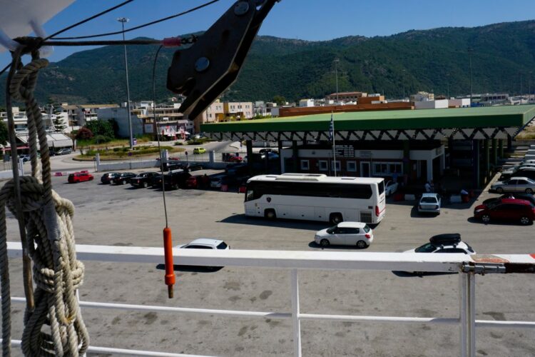 Ηγουμενίτσα: Αποκολλήθηκε το πλοίο που είχε προσαράξει σε αβαθή (video)