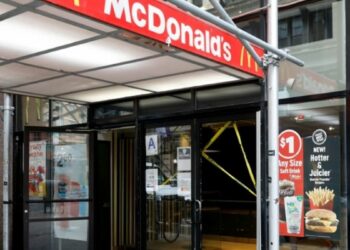 ΗΠΑ: Τα κρεμμύδια σε χάμπουργκερ της McDonald’s αρρώστησαν πάνω από 90 ανθρώπους και στοίχισαν τη ζωή ηλικιωμένου