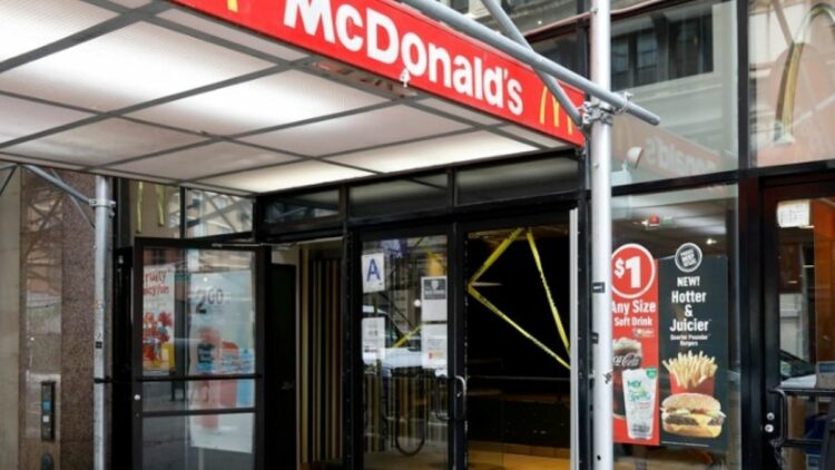 ΗΠΑ: Τα κρεμμύδια σε χάμπουργκερ της McDonald’s αρρώστησαν πάνω από 90 ανθρώπους και στοίχισαν τη ζωή ηλικιωμένου