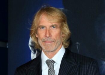 Ο Μάικλ Μπέι σε συζητήσεις για τη σκηνοθεσία της ταινίας «Fast and Loose» με τον Γουίλ Σμιθ