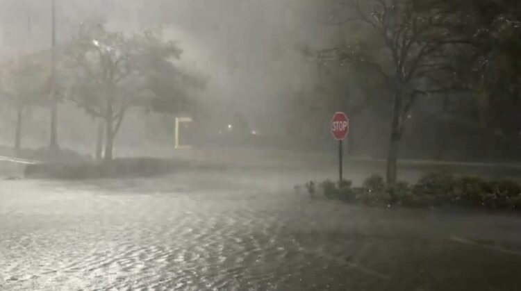 Στο μάτι του κυκλώνα Μίλτον η Φλόριντα: Αναφορές για νεκρούς – Δύο εκατομμύρια άνθρωποι χωρίς ρεύμα – Δείτε live τις εξελίξεις