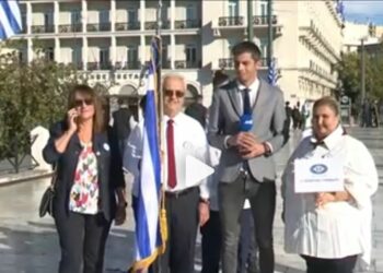 28η Οκτωβρίου: 80χρονος σημαιοφόρος στη μαθητική παρέλαση – Ο μεγαλύτερος μαθητής της Γ΄ Γυμνασίου (video)