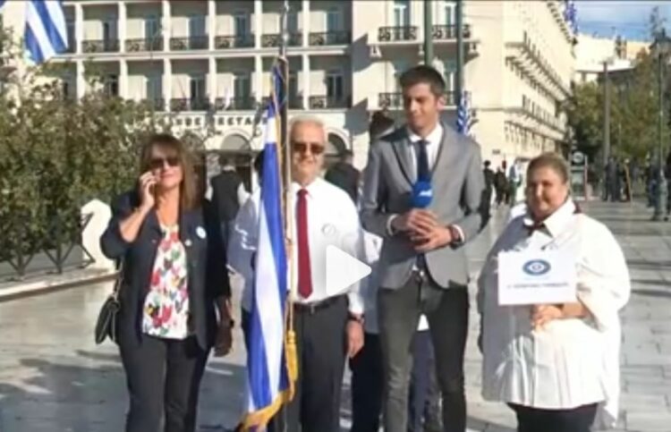 28η Οκτωβρίου: 80χρονος σημαιοφόρος στη μαθητική παρέλαση – Ο μεγαλύτερος μαθητής της Γ΄ Γυμνασίου (video)