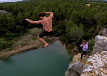 Video που κόβει την ανάσα: 22χρονος Γάλλος κατέρριψε το παγκόσμιο ρεκόρ «κατάδυσης θανάτου»