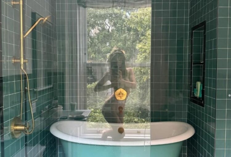 Έμιλι Ραταϊκόφσκι: Ποζάρει εντελώς γυμνή σε μια σέξι selfie στο μπάνιο της