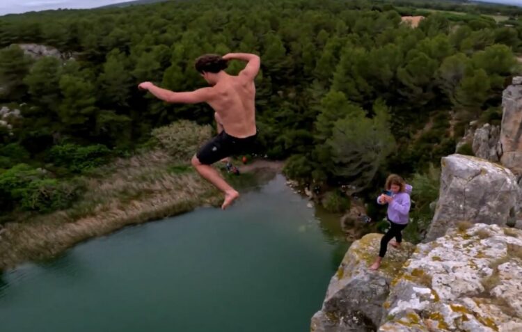 Video που κόβει την ανάσα: 22χρονος Γάλλος κατέρριψε το παγκόσμιο ρεκόρ «κατάδυσης θανάτου»