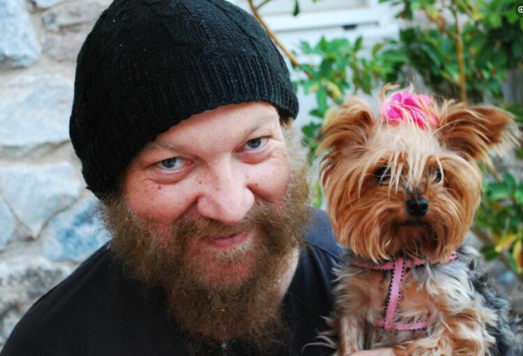 Αποκλειστικό Nonpaper: Η απάντηση του «μαϊμού – ρασοφόρου» στις καταγγελίες ότι παραπλανά ανυποψίαστους πιστούς: «Έχουν πει ότι έχω 3.000 εραστές»