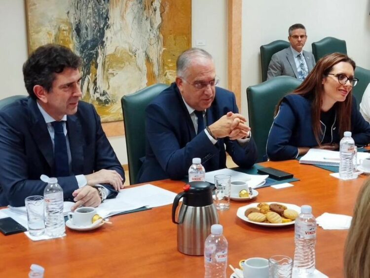 Συνάντηση Θεοδωρικάκου με αντιπροσωπεία των ΗΠΑ για επενδύσεις