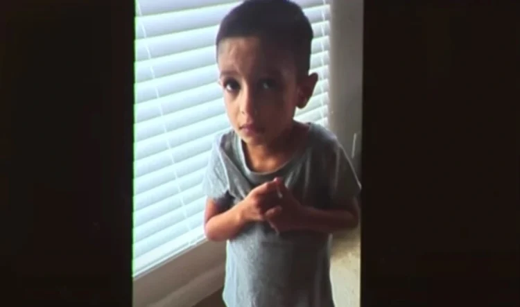 Συγκλονιστικό βίντεο: 4χρονος παρακαλούσε τον πατέρα του για ένα κομμάτι ψωμί και τον άφησε να πεθάνει από ασιτία