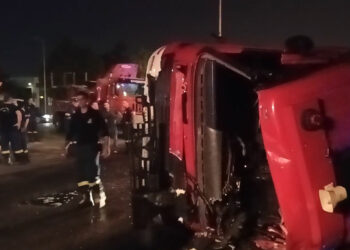 Ανετράπη πυροσβεστικό όχημα στον Ασπρόπυργο – Δύο τραυματίες και ένας νεκρός (vid, pic)