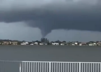 Ανεμοστρόβιλος εμφανίστηκε στη Φλόριντα λίγο πριν την επέλαση του «Μίλτον» (Video)