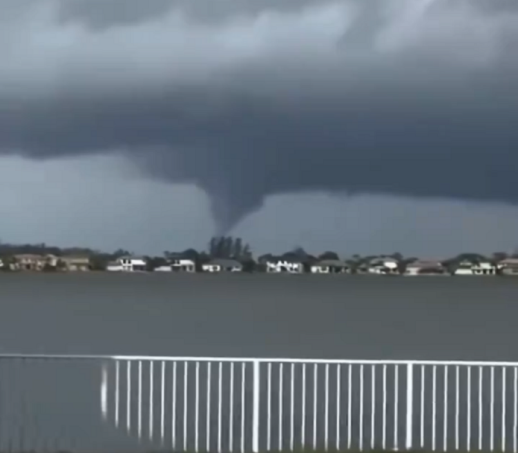 Ανεμοστρόβιλος εμφανίστηκε στη Φλόριντα λίγο πριν την επέλαση του «Μίλτον» (Video)