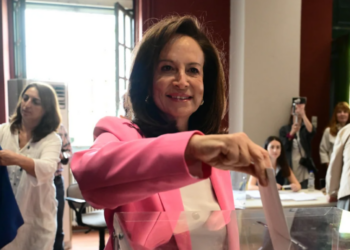 ΠΑΣΟΚ: Στις κάλπες η Άννα Διαμαντοπούλου: «Στην επόμενη ημέρα δεν χωράνε μελλοντικοί αρχηγοί, παράπονα και απογοητεύσεις»