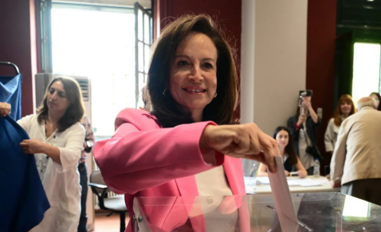 ΠΑΣΟΚ: Στις κάλπες η Άννα Διαμαντοπούλου: «Στην επόμενη ημέρα δεν χωράνε μελλοντικοί αρχηγοί, παράπονα και απογοητεύσεις»