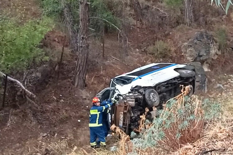 Πτώση ασθενοφόρου σε χαντάκι στην Καισαριανή – Αναφορές για τραυματίες