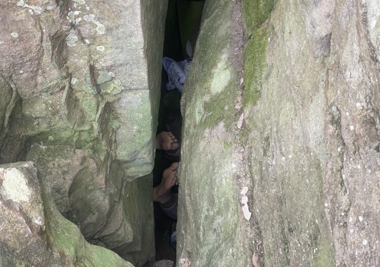 Αυστραλία: Γυναίκα εγκλωβίστηκε επί 7 ώρες ανάμεσα σε δύο βράχους για να… πιάσει το κινητό της