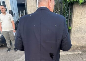 Επίθεση με αυγά και γιαούρτια δέχθηκε ο Φρέντη Μπελέρης έξω από τη Βουλή στα Τίρανα (photos-video)