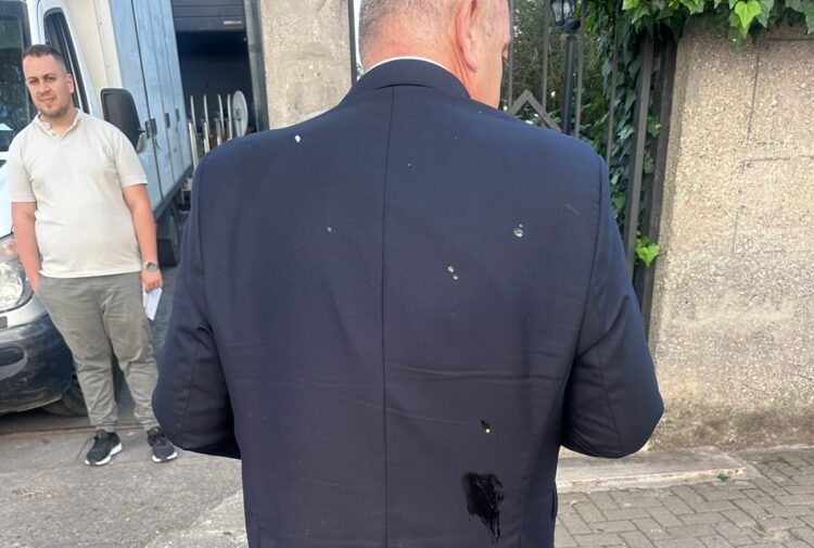 Επίθεση με αυγά και γιαούρτια δέχθηκε ο Φρέντη Μπελέρης έξω από τη Βουλή στα Τίρανα (photos-video)